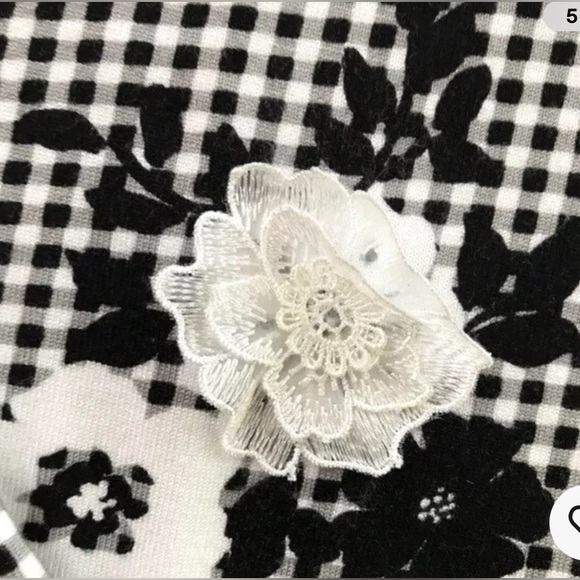 Charter Club NWT  black and white appliqué floral cardigan  - checkered sz L - Picture 8 of 9
